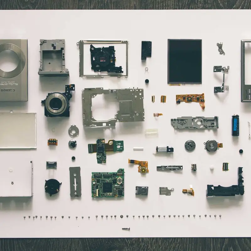 Acessórios de fotografia organizados sobre uma mesa